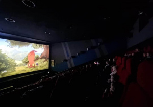 Ekran w kinie na którym wyświetlana jest bajka "Mała mu wraca do domu"