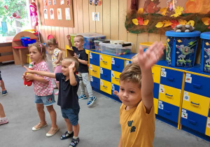 Dzieci tańczą zgodnie z instrukcją prowadzącego