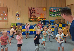 Taniec dzieci z instruktorem