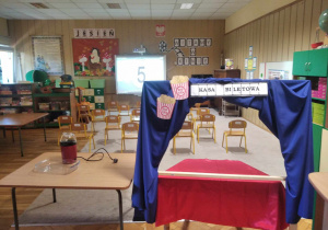 Z okazji Dnia Przedszkolaka sala przedszkolna została zaaranżowana na salę kinową.