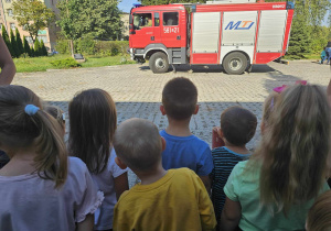 Dzieci patrzą na wóz strażacki
