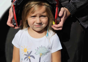 Dziewczynka w kasku strażackim
