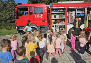 Dzieci oglądają wóż strażacki