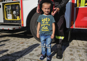 Chłopiec w kasku strażackim