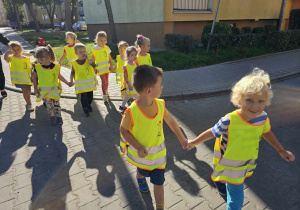 Dzieci przechodzą przez ulicę