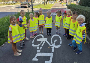 Dzieci poznają znak "droga dla rowerów"