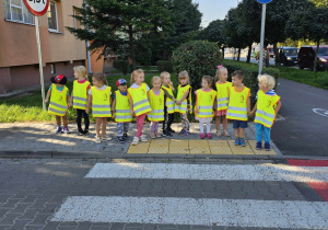 Dzieci stoją na przejsciu dla pieszych