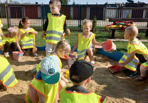 Dzieci bawią się wspólnie w piaskownicy.