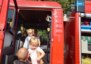 Dzieci w wozie strażackim.