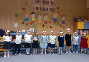 Dzieci śpiewają piosenkę o przedszkolu.