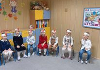 Dzieci czekają na występ z okazji pasowania na przedszkolaka.