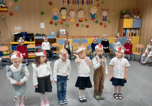 Dzieci mówią swoje role na występie z okazji pasowania na przedszkolaka.