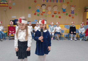 Dziewczynki mówią swoje role na występie z okazji pasowania na przedszkolaka.