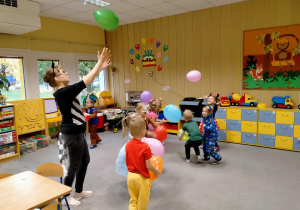 Dzieci bawią się balonami przy muzyce.
