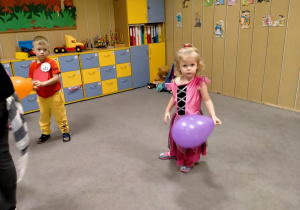 Dziewczynka w stroju księżniczki z balonikiem.