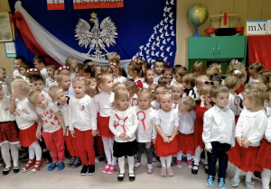 Wspólne śpiewanie hymnu przez przedszkolaki.