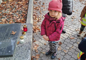 dziewczynka stoi przed pomnikiem