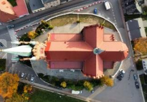 Widok kościoła z drona