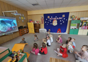 dzieci oglądają film o Mikołaju