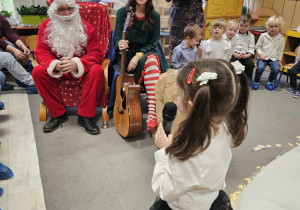 dziewczynka mówi wierszyk Mikołajowi