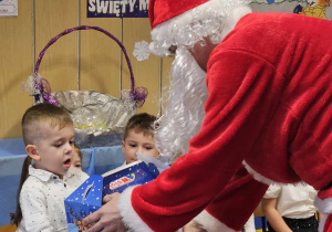 Mikołaj daje chłopcu prezent