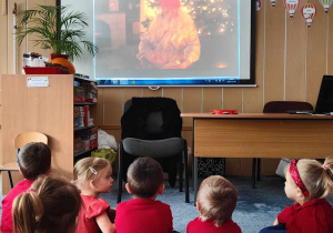 dzieci oglądają na ekranie Personalizowany List od Św. Mikołaja
