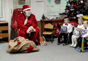 Św. Mikołaj siedzący na fotelu.