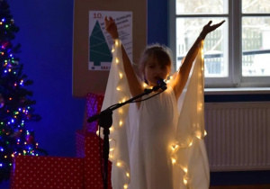 Alicja śpiewa pastorałkę "Gdy Pan Jezus się narodził".