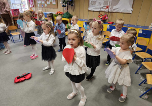 Dzieci tańczą z sercami