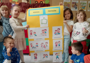 Dzieci prezentują kodeks