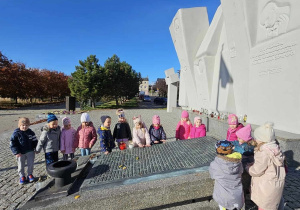 dzieci przy pomniku poległych