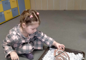 Dziewczynka odnalazła "szkielet" dinozaura w trocinach.