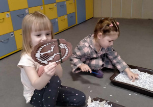 Dziewczynki odnalazły "szkielety" dinozaurów w trocinach.