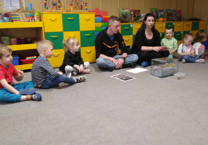 Dzieci słuchają prelekcji o agamie brodatej.
