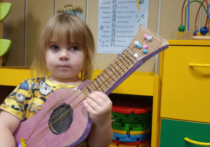Dziewczynka z gitarą zrobioną z tektury