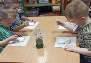 Dzieci malują ceramiczny kwiatek wg. własnego pomysłu.