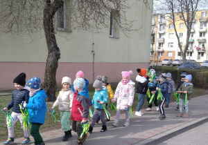 Wiosenny korowód w okolicy przedszkola.