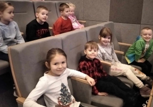 Dzieci w sali kinowej.