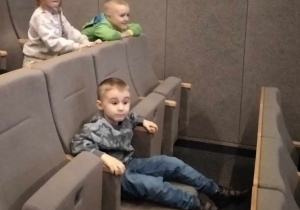 Dzieci w sali kinowej.